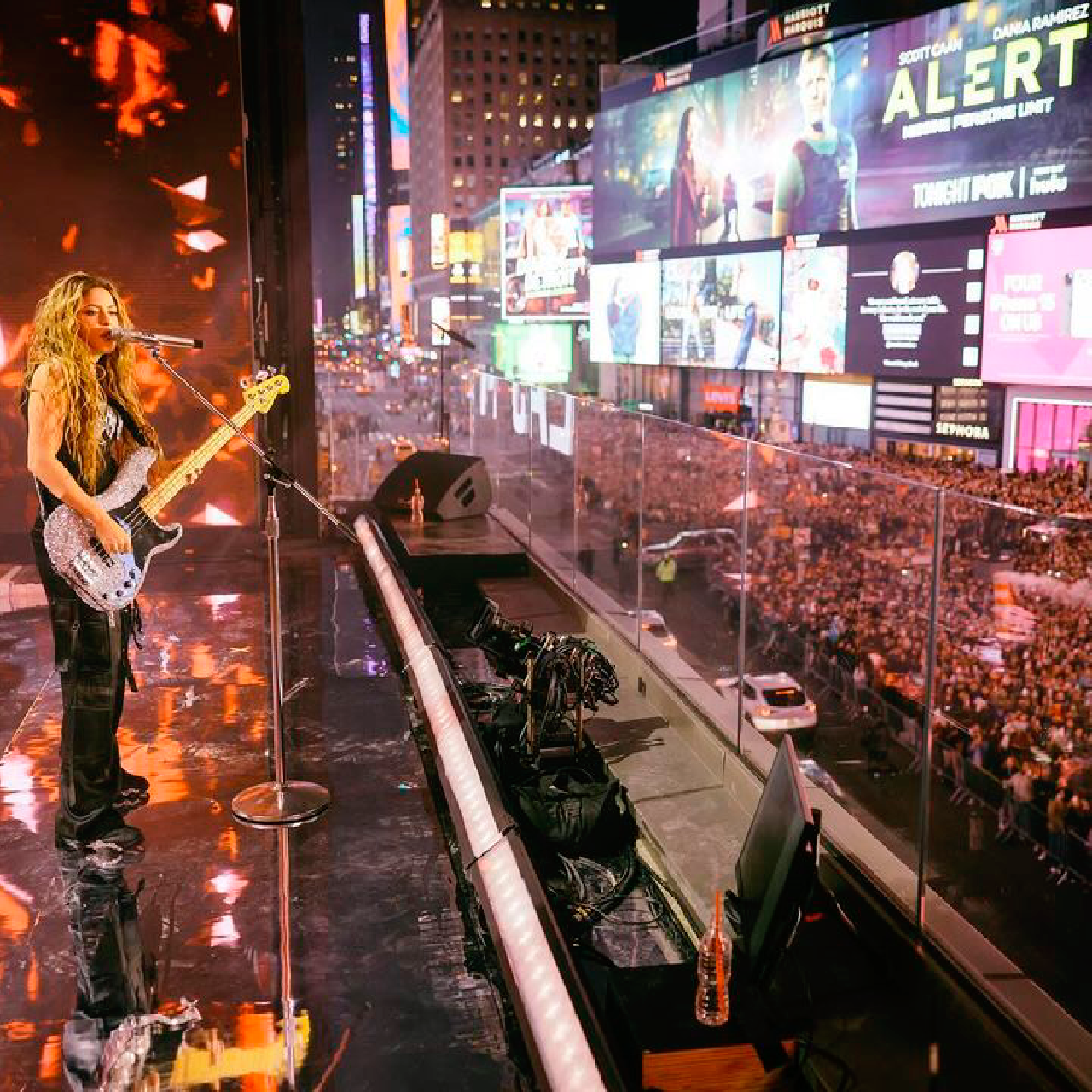 Shakira sorprende al Times Square con un concierto gratuito en Nueva York